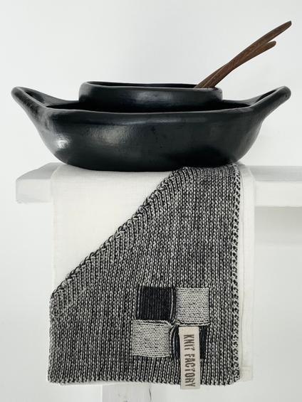 black pottery servies