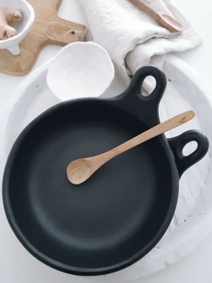 black pottery ovenschaal met handvat ch50.3 aardewerk zwart servies