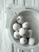 cotton mache kerstballen wit met zilveren sterren kerstdecoratie cotton mache kerstballen wit met zilveren sterren kerstdecoratie