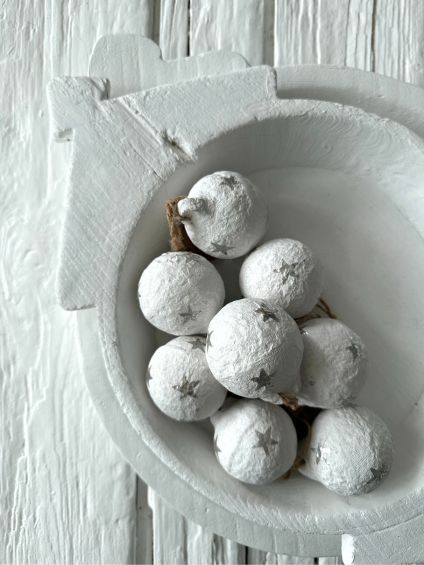 cotton mache kerstballen wit met zilveren sterren kerstdecoratie cotton mache kerstballen wit met zilveren sterren kerstdecoratie
