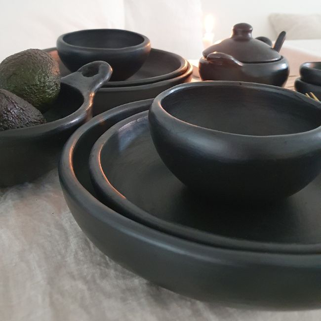 black pottery aardewerk borden ovenbord bord zwart black pottery aardewerk borden ovenbord bord zwart