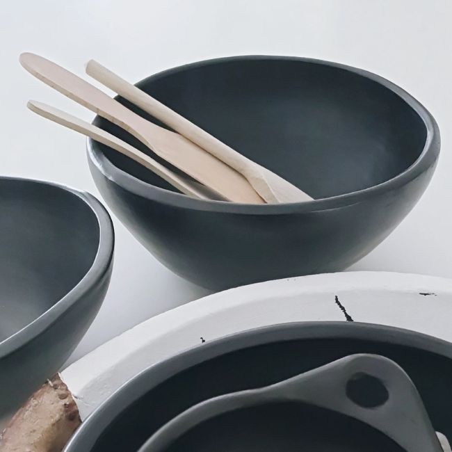 black pottery diepe salade schaal bowl serveerschaal