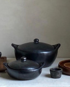 black pottery ronde lage kookpan casserole