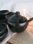 black pottery sauskom met lepel