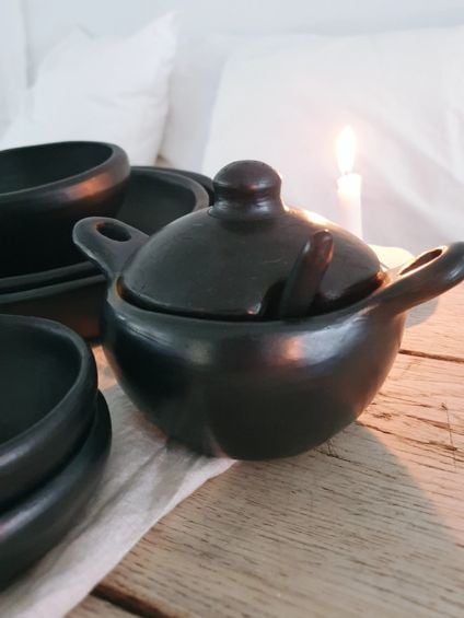 black pottery sauskom met lepel