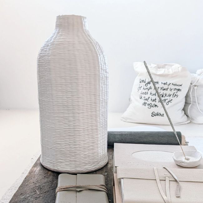 witte vaas keramiek urban nature culture vazen als statement witte vaas keramiek urban nature culture vazen als statement
