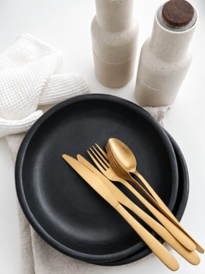 black pottery bord met rand ch60.1